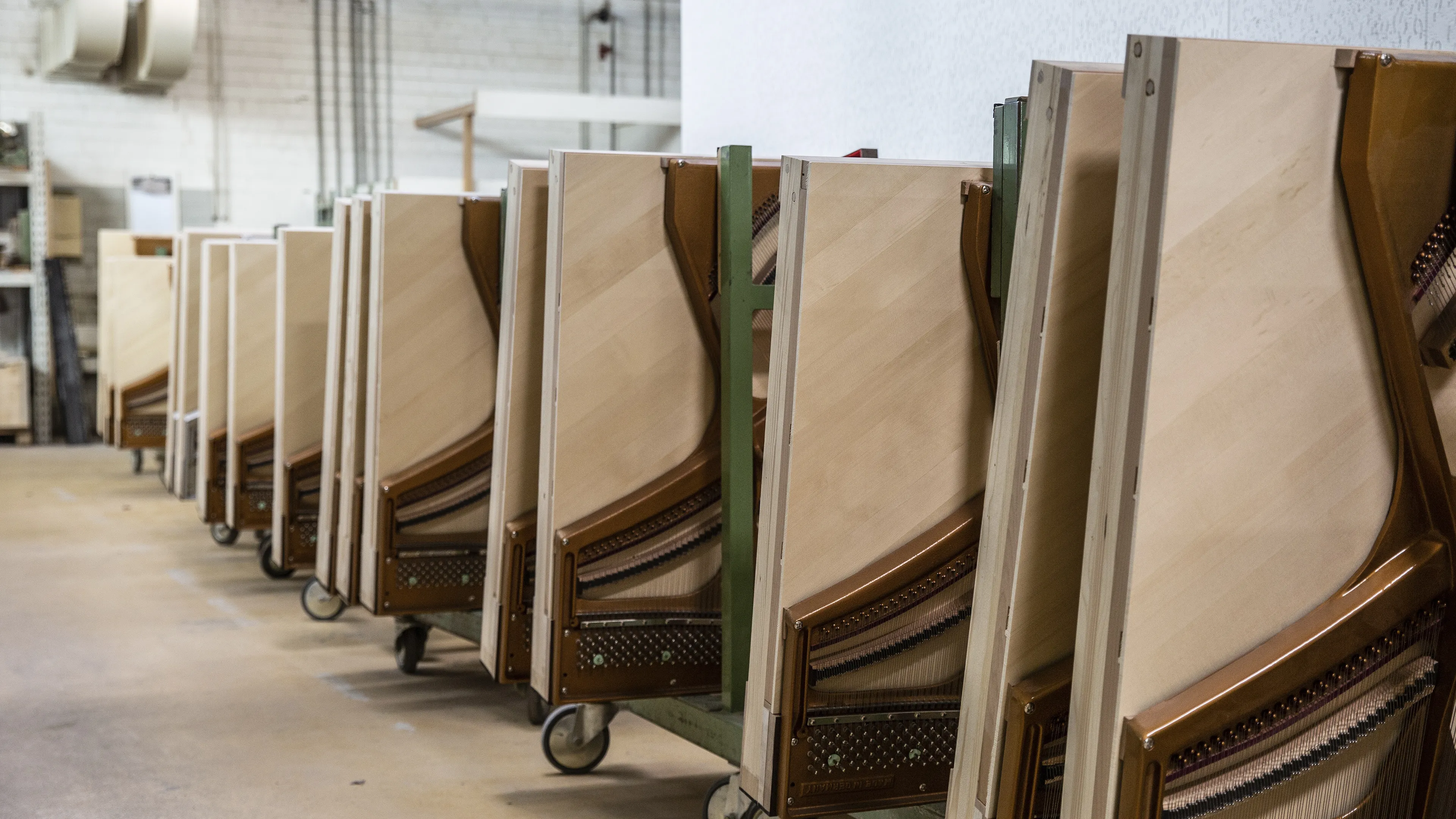 Holzplatten f&uuml;r den Klavierbau.