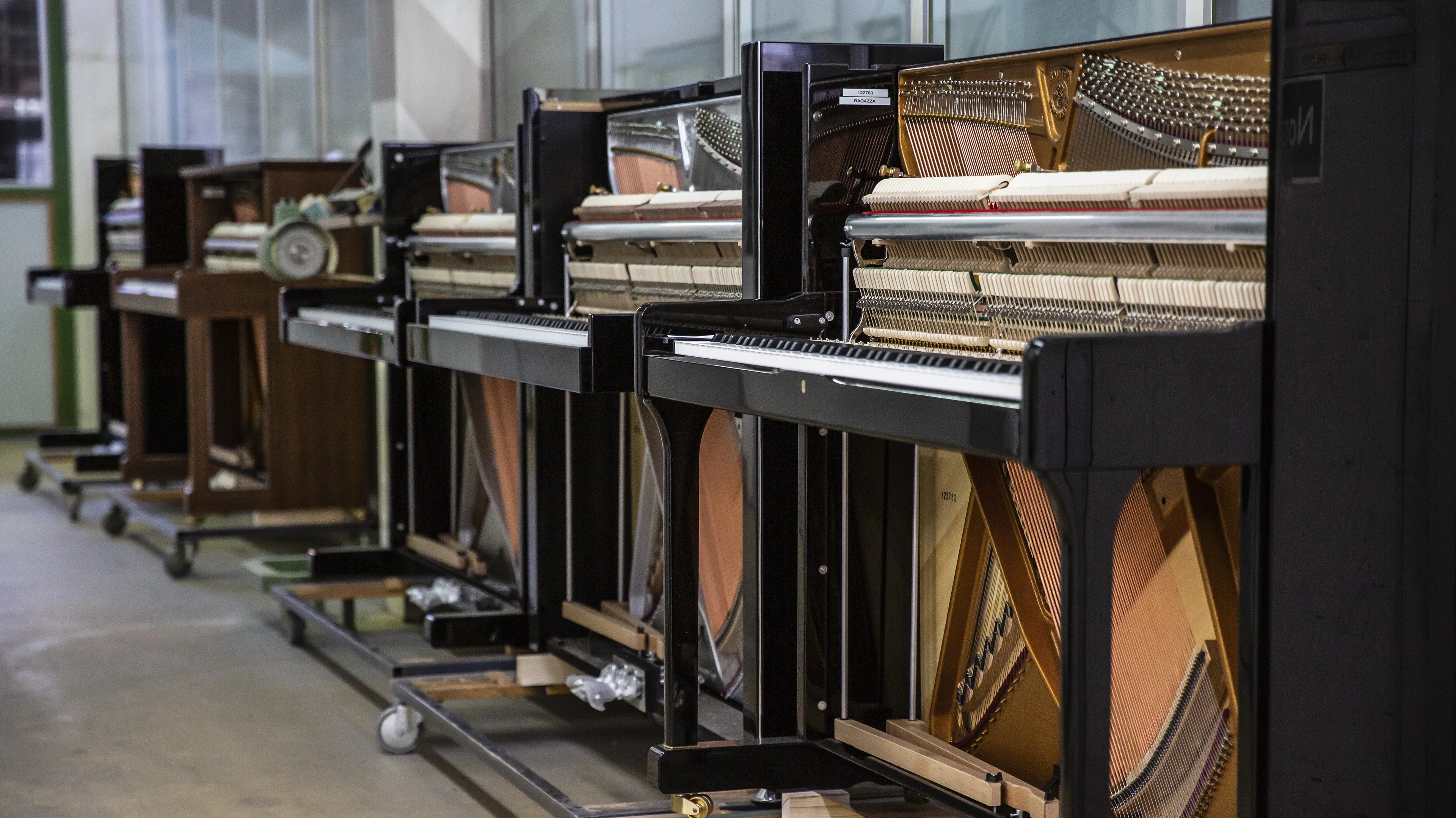Vorgefertigte Pianos, bereit f&uuml;r den letzten Schliff.