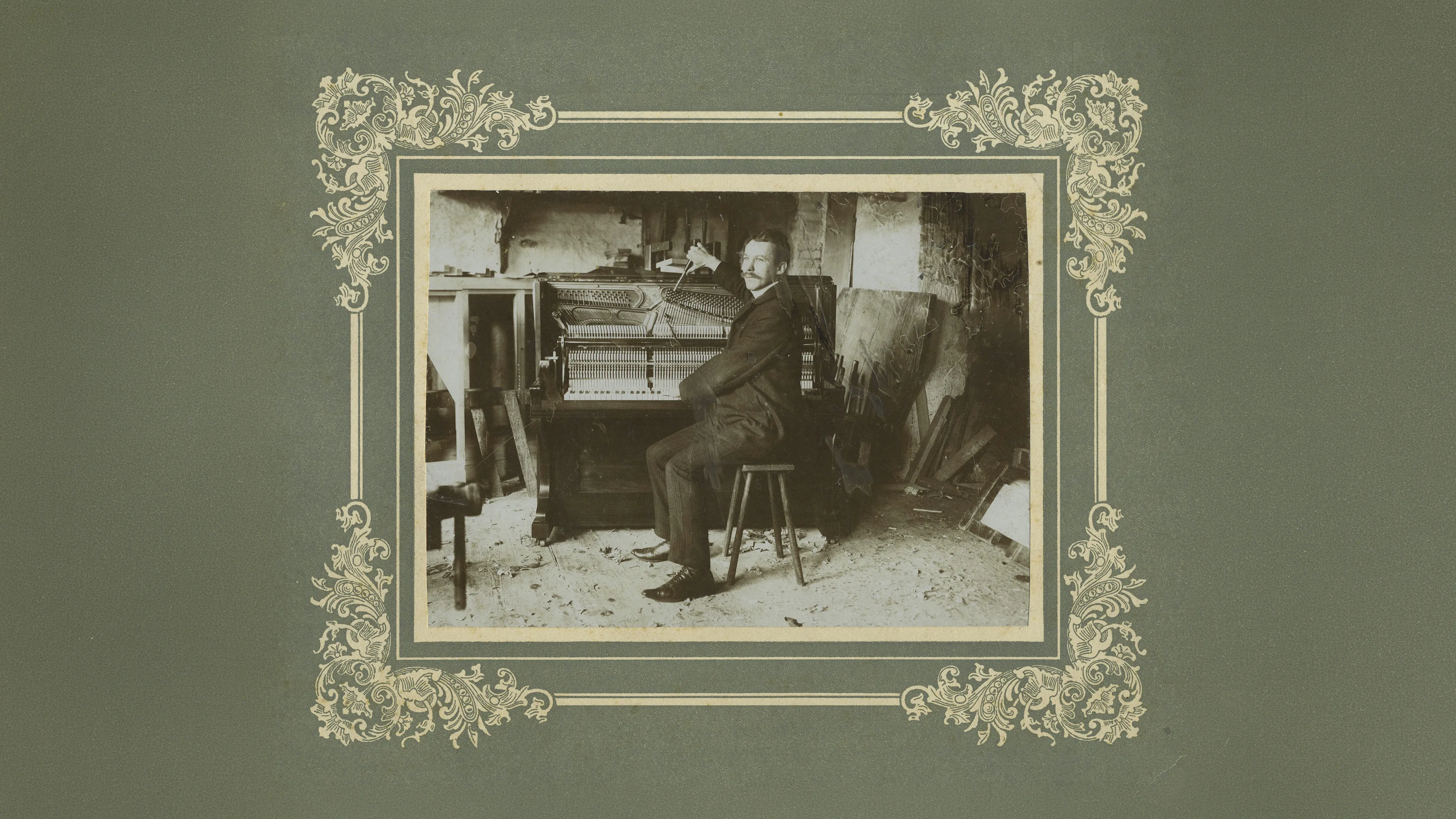 Historisches Bild eines Klavierbauers